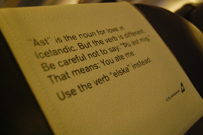 Ένα μίνι μάθημα ισλανδικής γλώσσας στο πίσω μέρος καθίσματος της αεροπορικής εταιρείας Icelandair. Φωτογραφία: Flickr, jayneandd. Άδεια CC BY 2.0